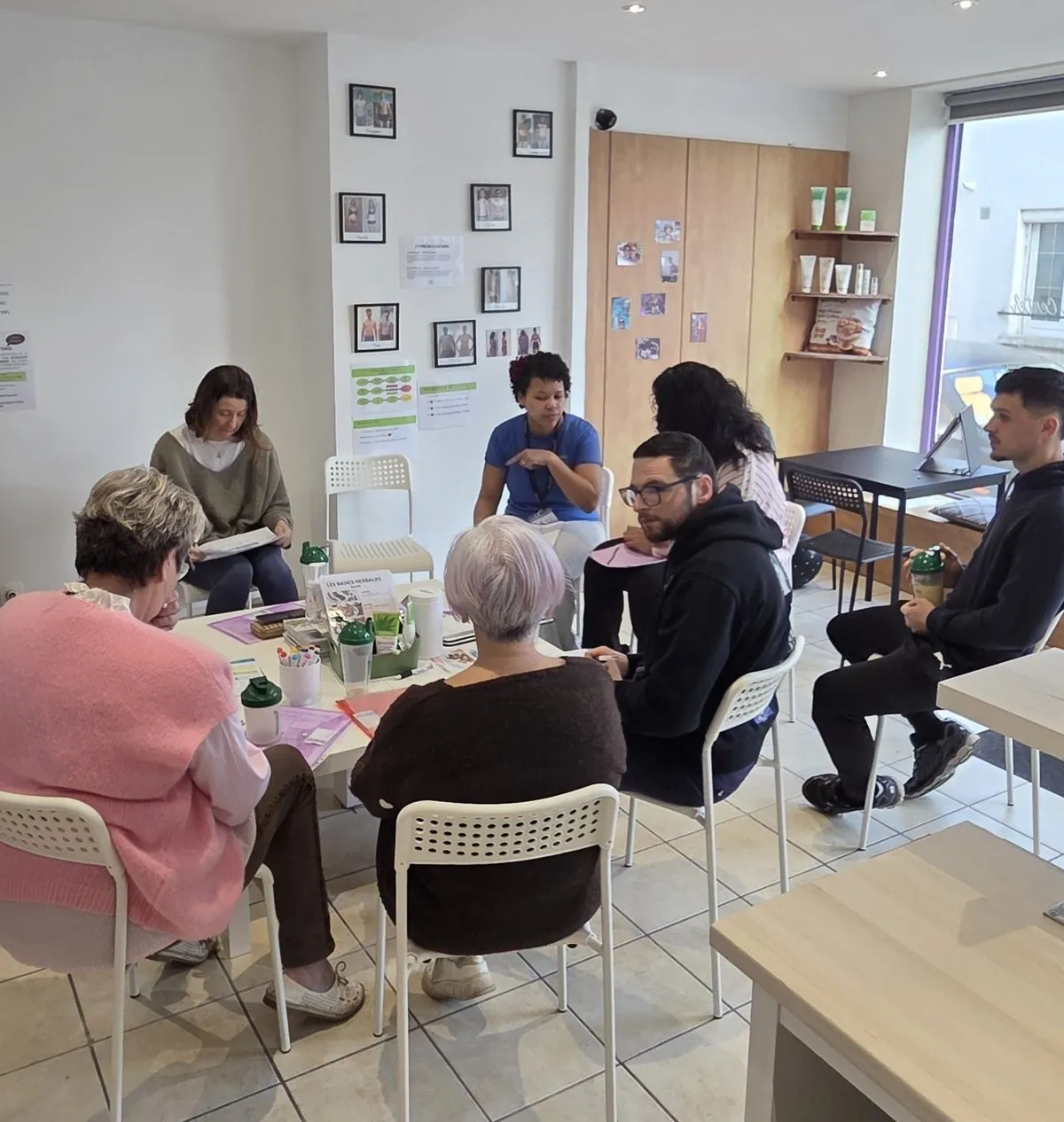 Autour des tables, des membres du club St. Martin Nutrition