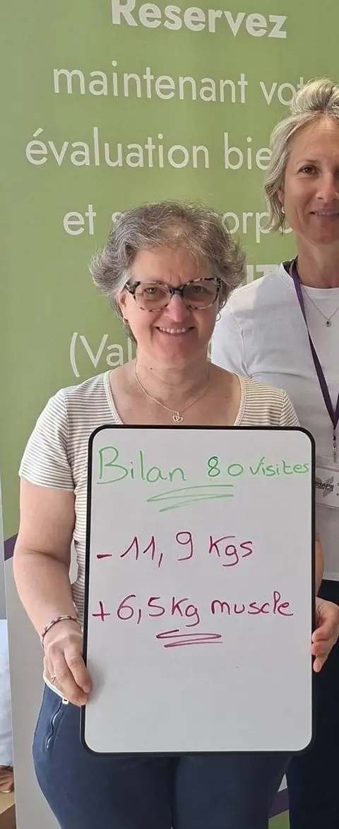 Une membre pose à Saint-Martin-le-Beau avec son bilan inscrit à l’ardoise