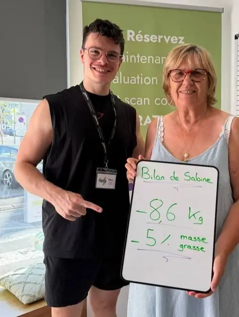 Une membre pose à Saint-Martin-le-Beau avec son bilan inscrit à l’ardoise