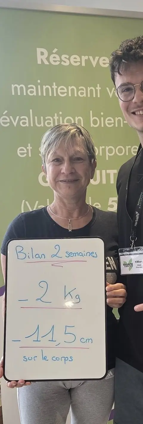 Une membre pose à Saint-Martin-le-Beau avec son bilan inscrit à l’ardoise