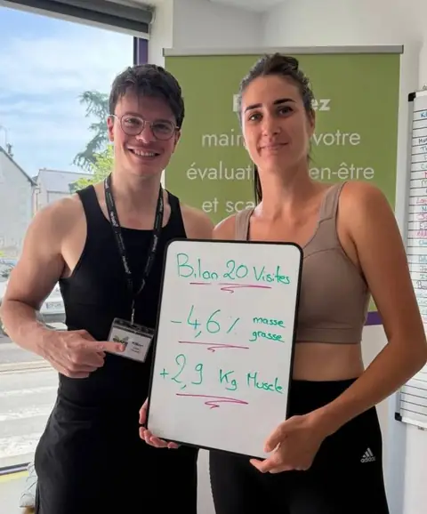 Une membre pose à Saint-Martin-le-Beau avec son bilan inscrit à l’ardoise
