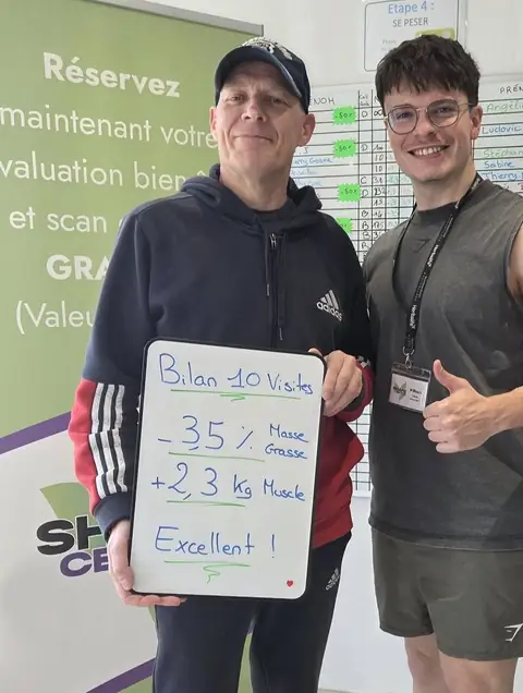 Un membre pose à Saint-Martin-le-Beau avec son bilan inscrit à l’ardoise
