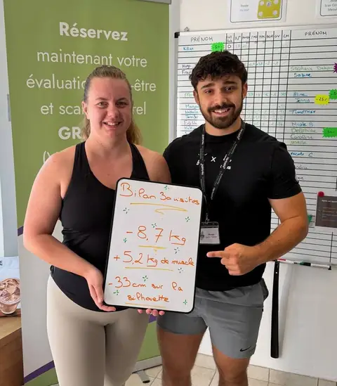 Une membre pose à Saint-Martin-le-Beau avec son bilan inscrit à l’ardoise