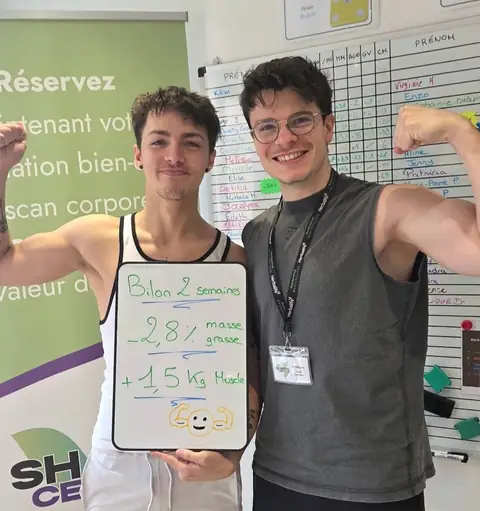 Un membre pose à Saint-Martin-le-Beau avec son bilan inscrit à l’ardoise