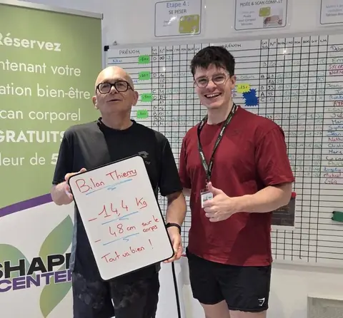 Dans le club, un membre montre son bilan reporté sur une ardoise blanche