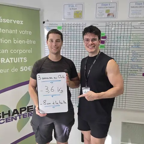 Dans le club, un membre montre son bilan reporté sur une ardoise blanche