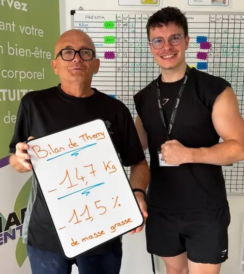 Un membre pose à Saint-Martin-le-Beau avec son bilan inscrit à l’ardoise
