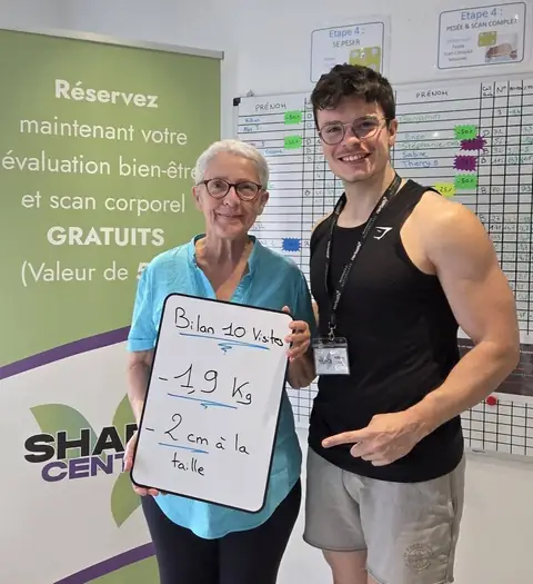 Une membre pose à Saint-Martin-le-Beau avec son bilan inscrit à l’ardoise