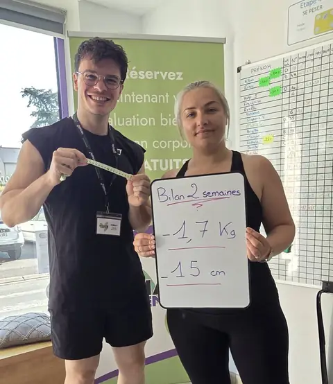 Une membre pose à Saint-Martin-le-Beau avec son bilan inscrit à l’ardoise