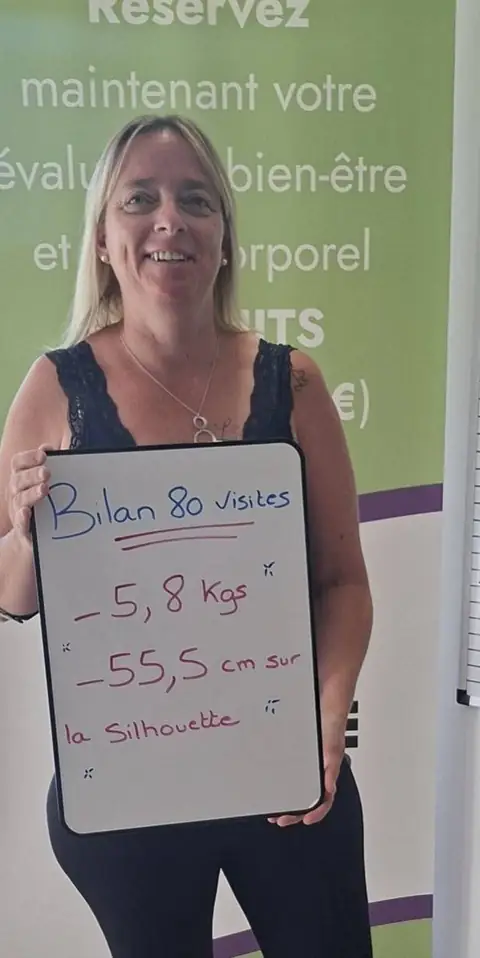 Une membre pose à Saint-Martin-le-Beau avec son bilan inscrit à l’ardoise