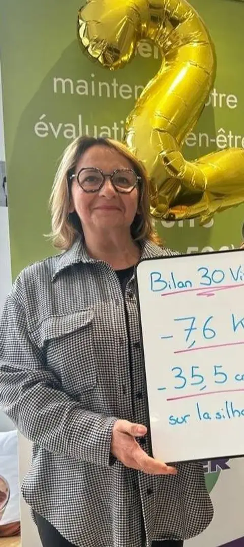 Dans le club, une membre montre son bilan reporté sur une ardoise blanche