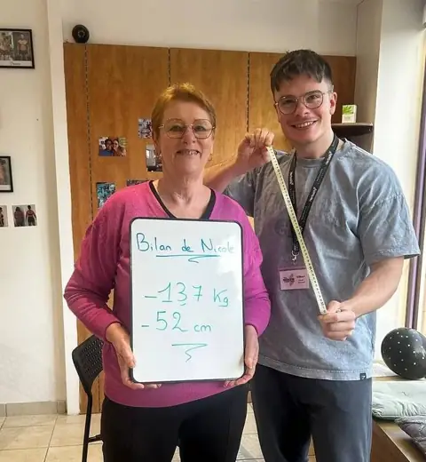 Une membre pose à Saint-Martin-le-Beau avec son bilan inscrit à l’ardoise