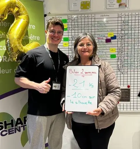 Une membre pose à Saint-Martin-le-Beau avec son bilan inscrit à l’ardoise