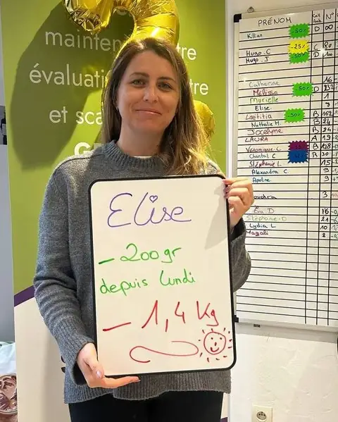 Dans le club, une membre montre son bilan reporté sur une ardoise blanche