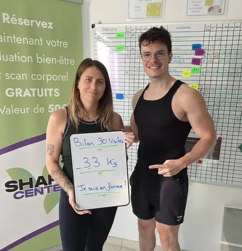 Une membre pose à Saint-Martin-le-Beau avec son bilan inscrit à l’ardoise